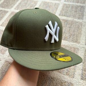 New York Yankees New Era 59FIFTY fitted hat olive green size 7 1/2